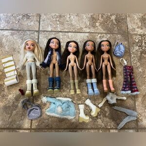 Wintertime Wonderland Bratz lot of 5 dolls With some accessories